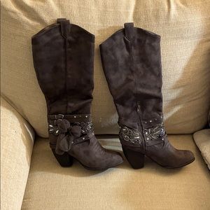 Heeled boots